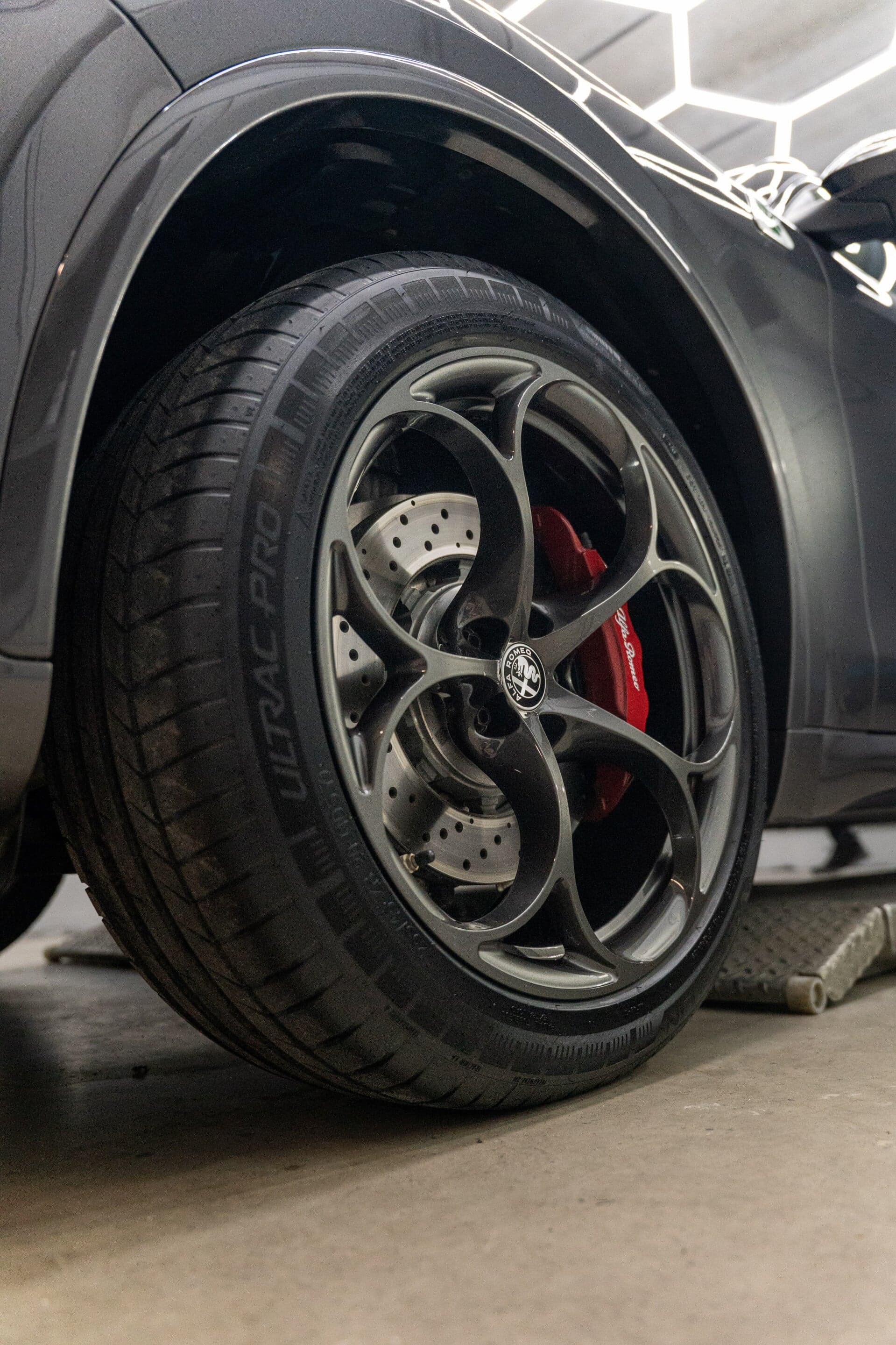 Gecoate velg en rode remklauw van een Alfa Romeo Stelvio Quadrifoglio