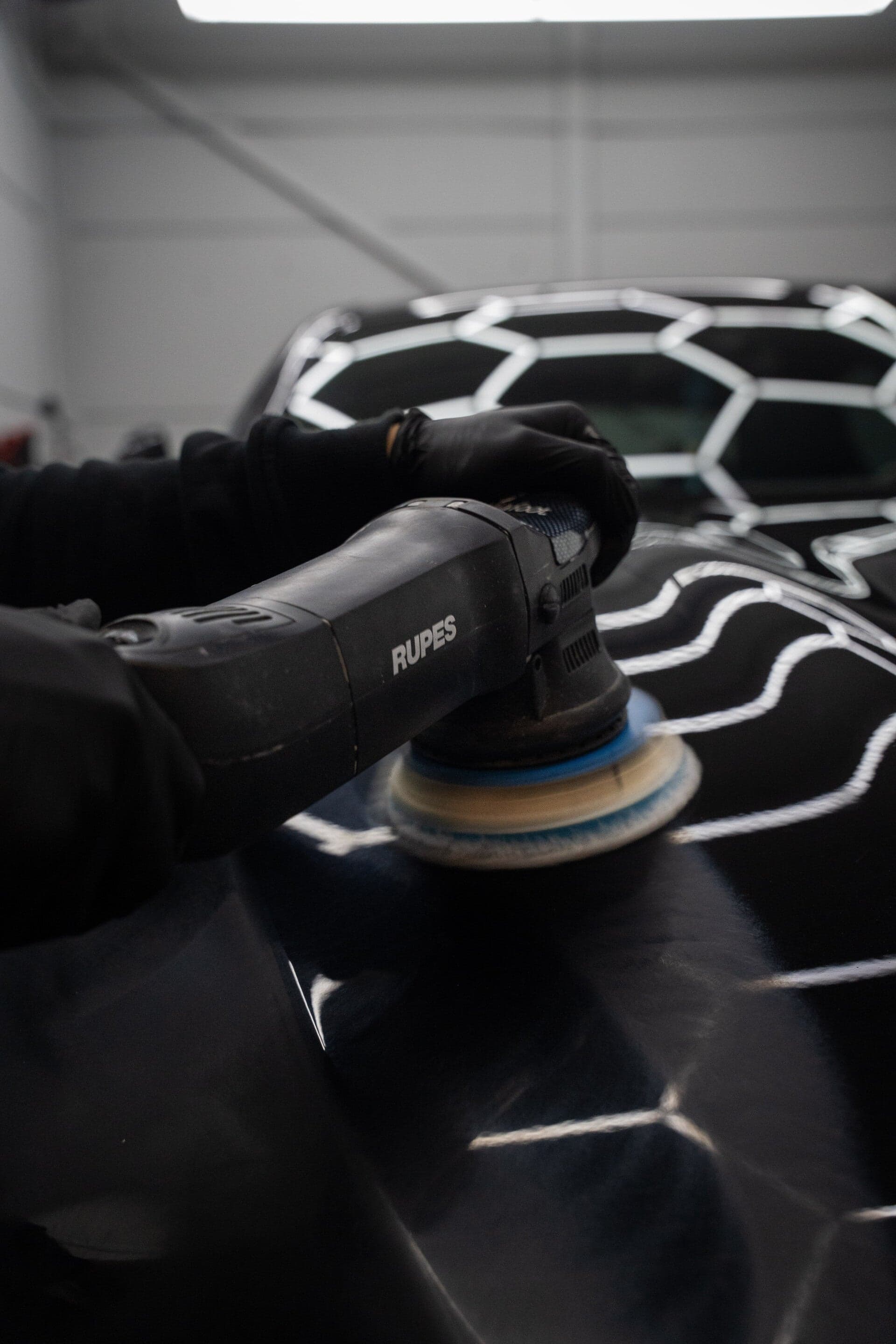 Meerstaps lakcorrectie met Rupes polijstmachine bij Spits Car Detailing