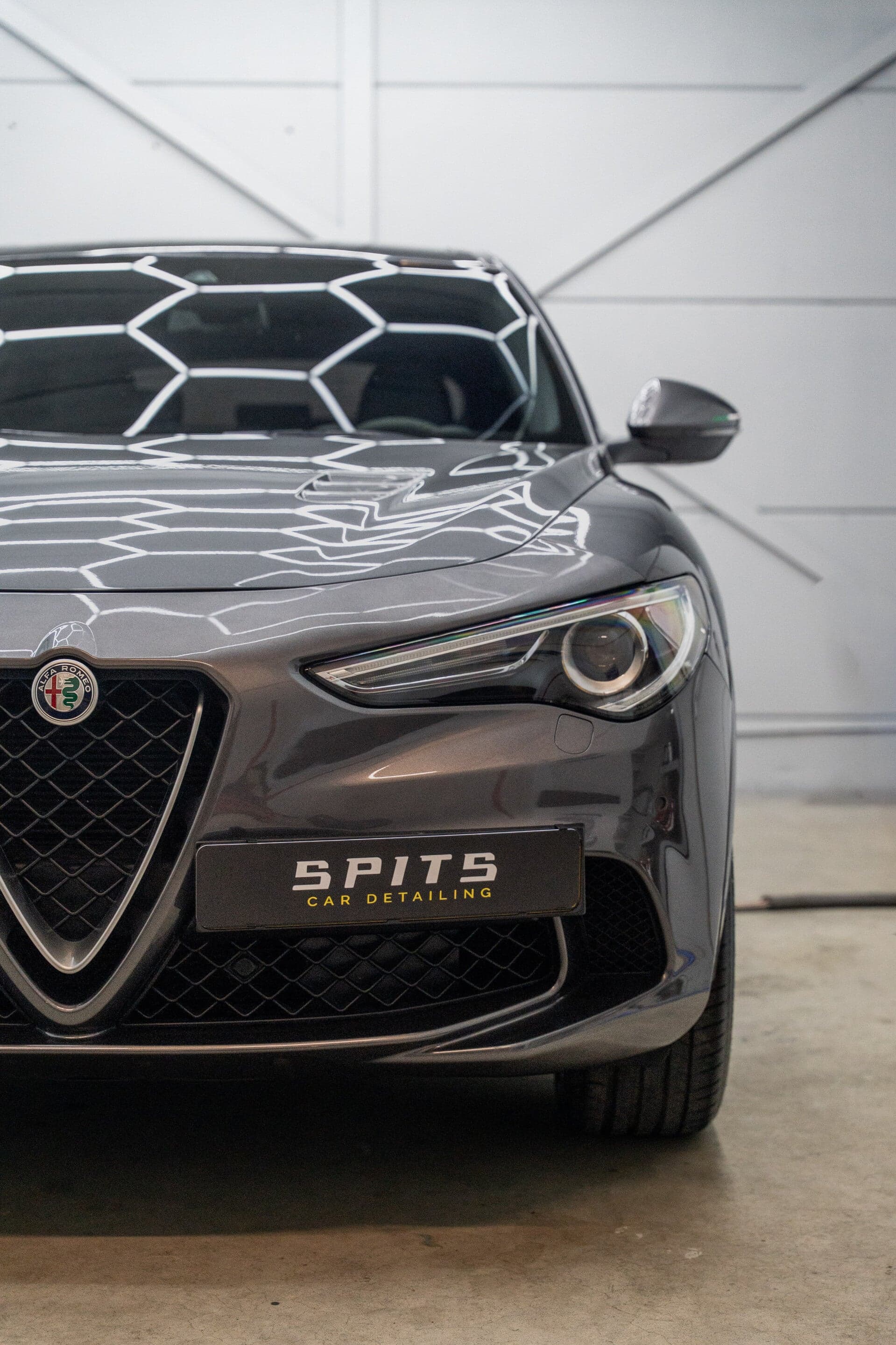 Alfa Romeo Stelvio Quadrifoglio met keramische coating in de studio